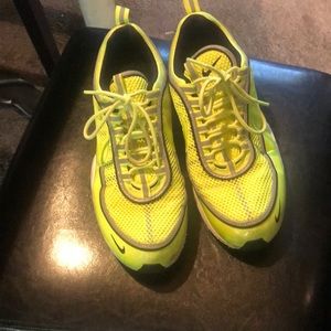 Men’s 10.5 needs to be cleaned missing inner sole